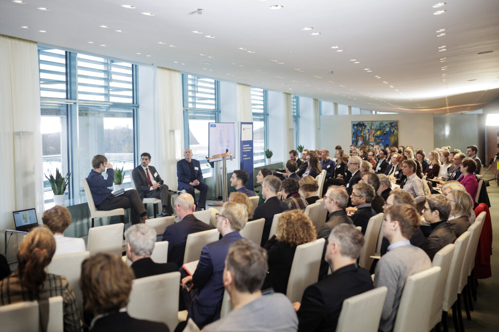 Panel zum Themenblock A: "Einstellungen und Mentalitäten – Wie Menschen auf gesellschaftlichen Wandel blicken" mit Dennis Eversberg, Universitaet Jena, und Berthold Vogel, Soziologisches Forschungsinstitut Goettingen, aufgenommen im Rahmen der Konferenz "Gesellschaftliche Gelingensbedingungen der Transformation", im Bundeskanzleramt. Berlin, 12.12.2023.